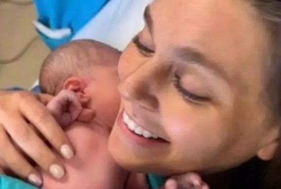 Aslı Enver ve kızı uçakta!